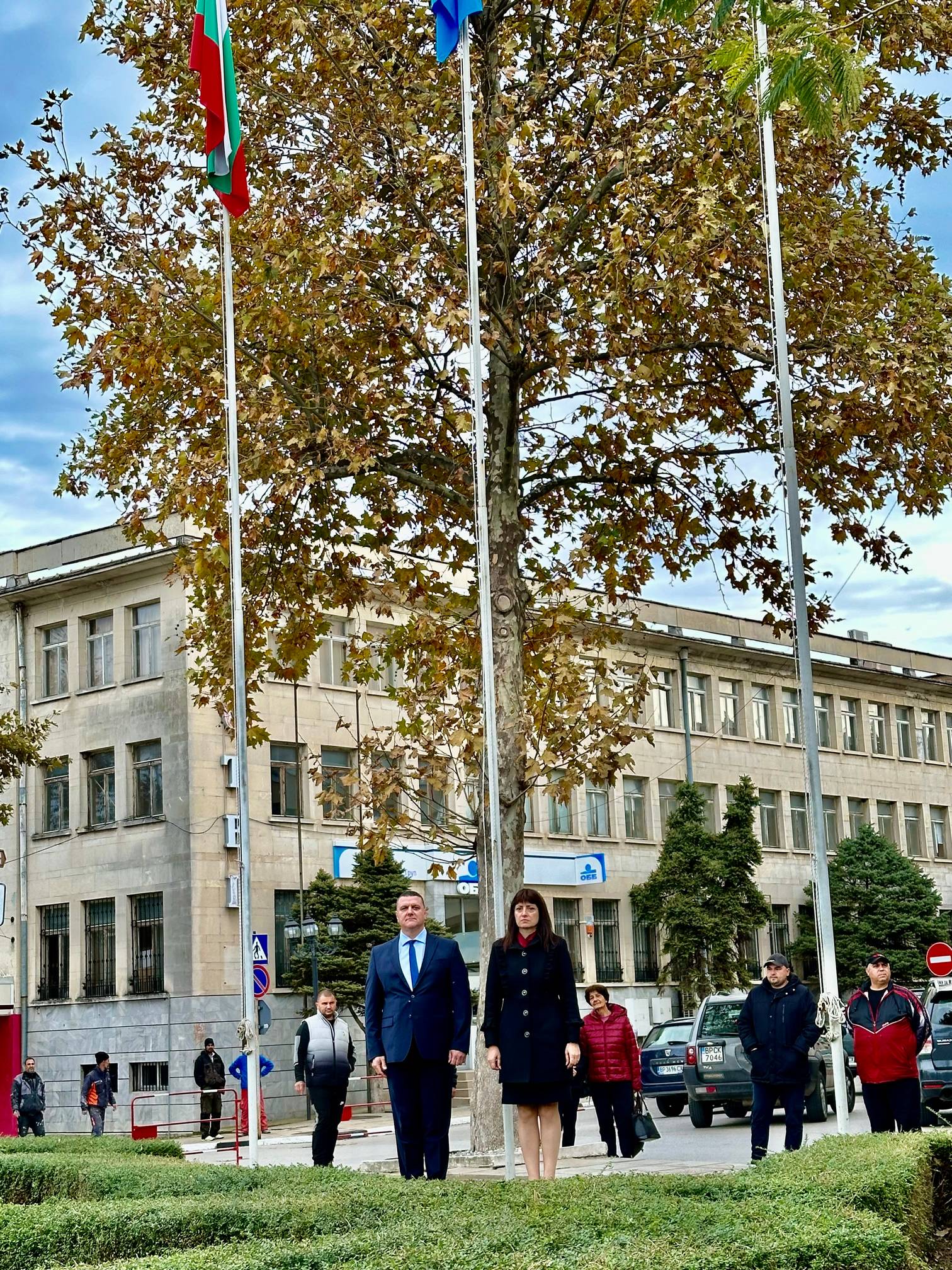 Кметът на Община Оряхово Росен Добрев и председателят на ОбС-Оряхово Румяна Декова издигнаха знамето на града